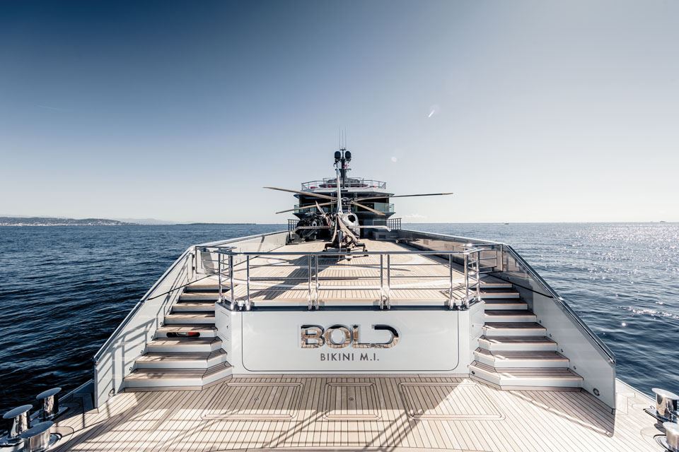 5-the-85m-bold-super-yacht-helicoptor-pad