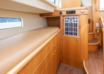 Discovery 55, KNOTTY GIRL 84