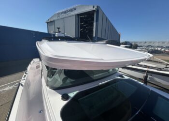 Axopar 37 XC Cross Cabin - Brabus Line, SISU 10