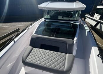 Axopar 37 XC Cross Cabin - Brabus Line, SISU 9